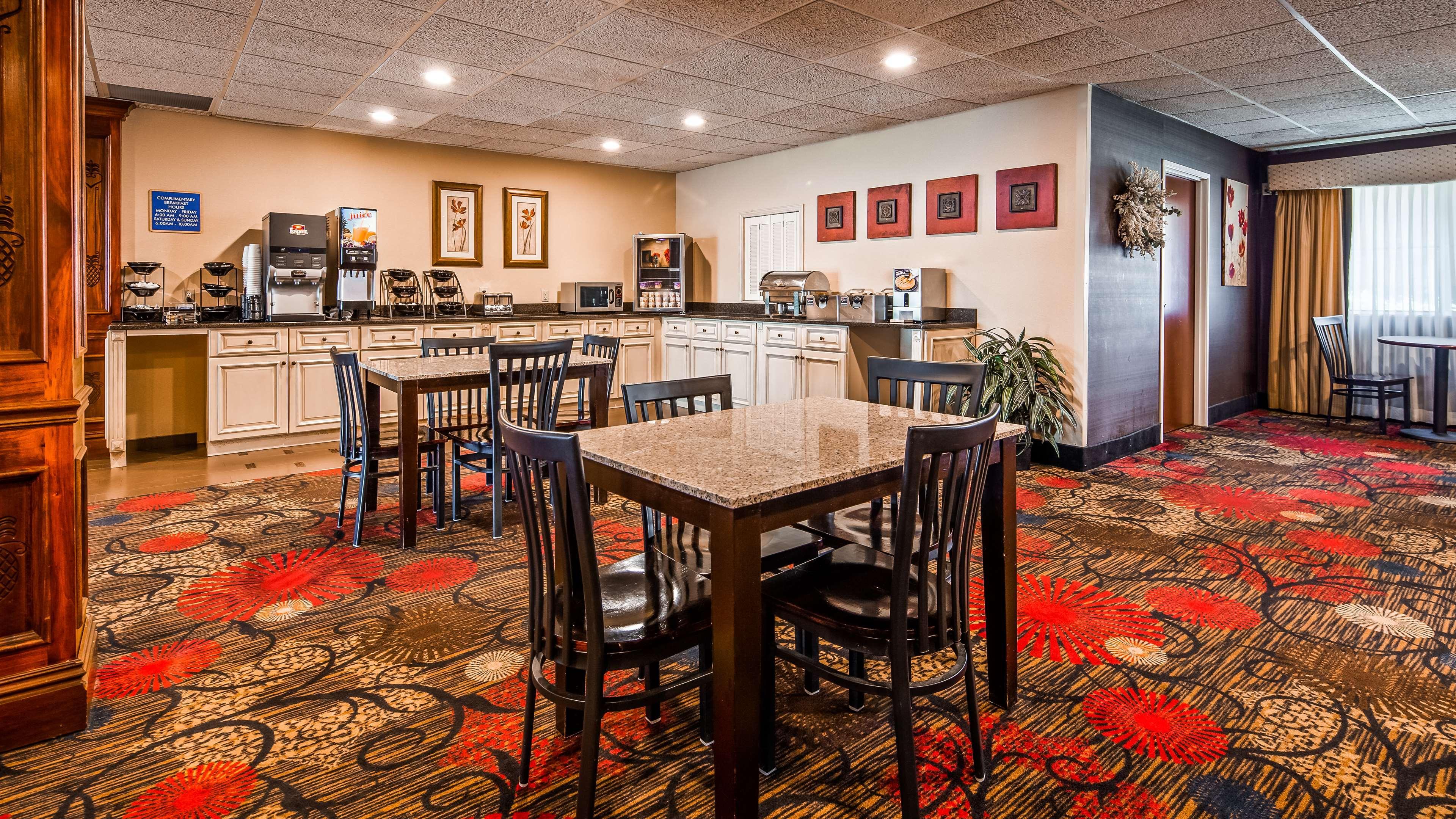מונטיצ'לו Best Western Plus Brandywine Inn & Suites מראה חיצוני תמונה