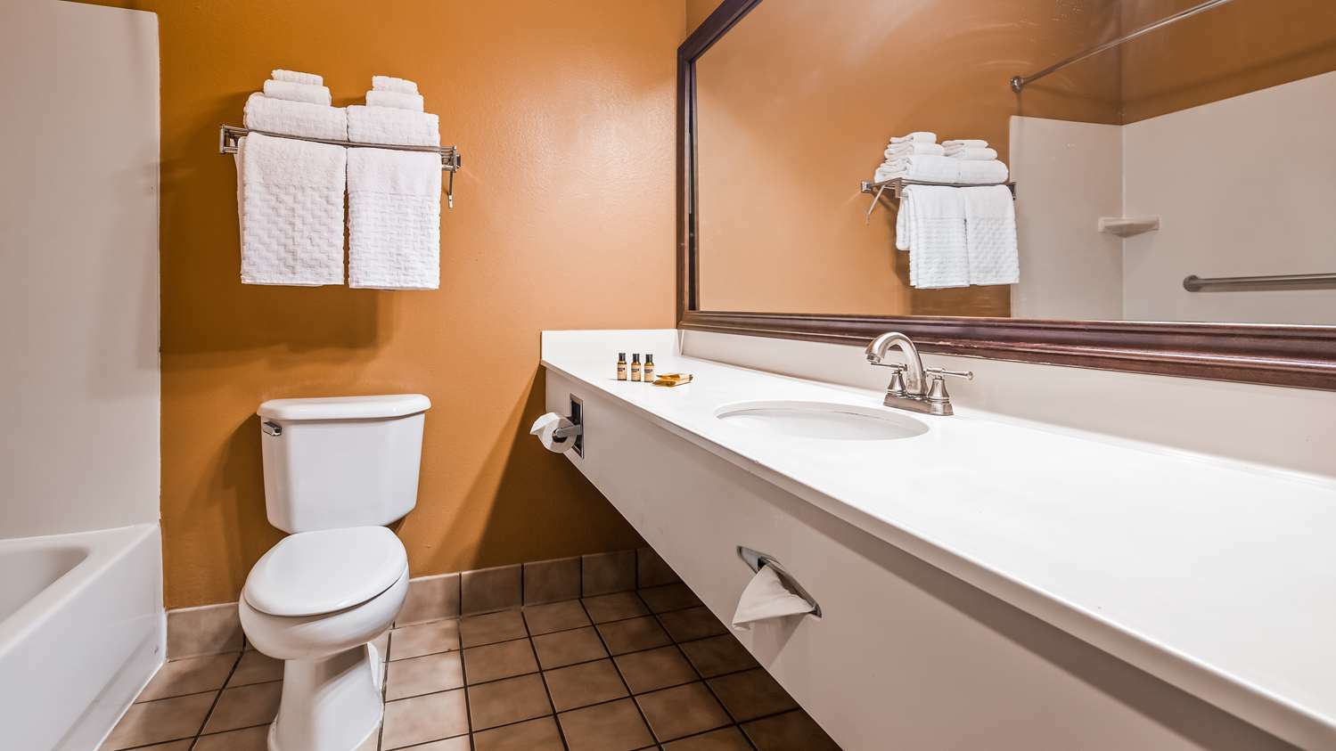 מונטיצ'לו Best Western Plus Brandywine Inn & Suites מראה חיצוני תמונה